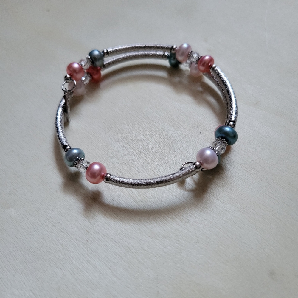 Vantel pearls memory wire bracelet